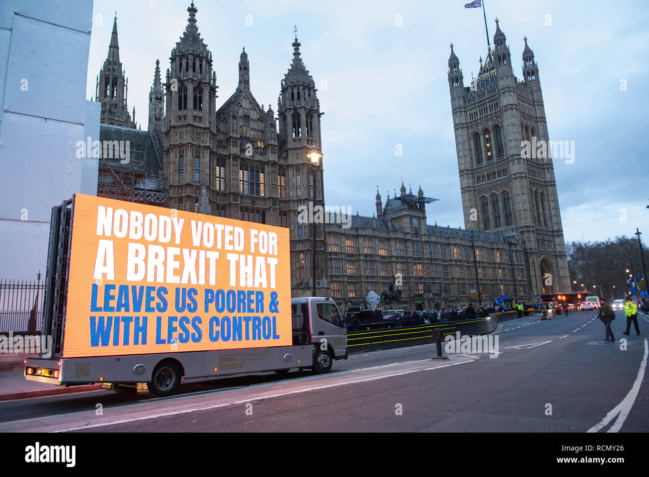 Londres en Angleterre. 15 janvier 2019. Les deux Brexit Brexit anti et pro les militants à l'extérieur de la Chambre des communes le jour MPs vote sur Theresa May's Brexit traiter. Crédit : Michael Tubi/Alamy Live News Banque D'Images