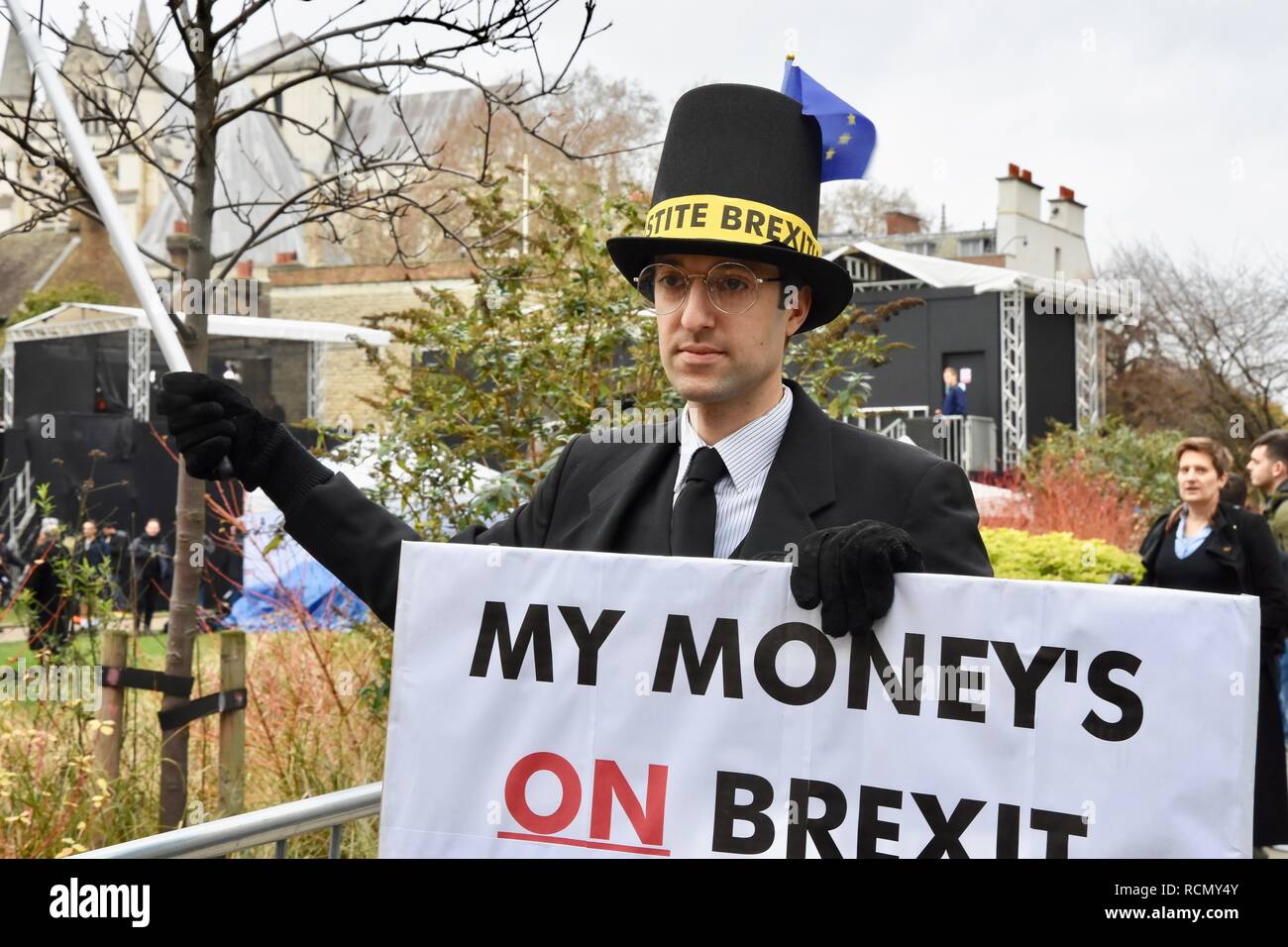 Jacob Rees-Mogg sosie,pro et anti Brexit Les manifestants se sont réunis devant le Parlement le jour de Theresa May vote utile.Chambres du Parlement de Westminster, Londres,.UK Banque D'Images