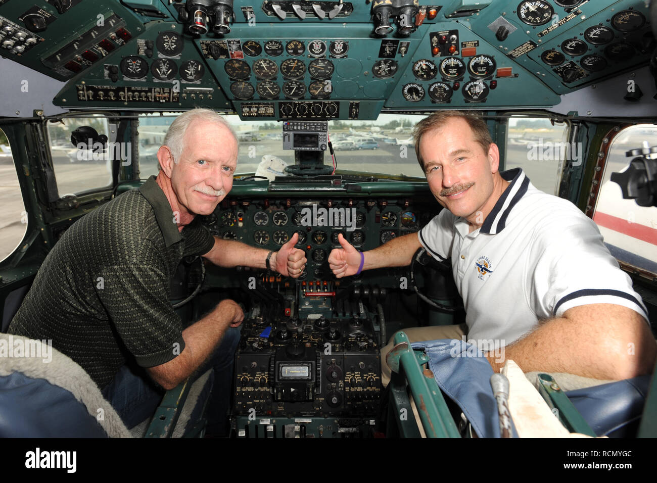 MIAMI, FLORIDE - 17 novembre : Le Capitaine 'Sully' Sullenberger et co-pilote Jeff Skiles posent avec les DC7 1958 historique à une prestation hébergé par vol historique Fondation. Chesley Burnett Sullenberger 'Sully', III (né le 23 janvier 1951) est un ancien commandant de compagnie aérienne de l'aviation et de conseiller en matière de sécurité. Il a été salué comme un héros national aux États-Unis lorsqu'il a exécuté avec succès un atterrissage d'urgence en eau de vol 1549 d'US Airways dans l'Hudson au large de Manhattan, New York City, après que l'avion avait été désactivée par la suppression d'une volée de bernaches du Canada au cours de sa montée initiale hors de l'aéroport LaGuardia o Banque D'Images