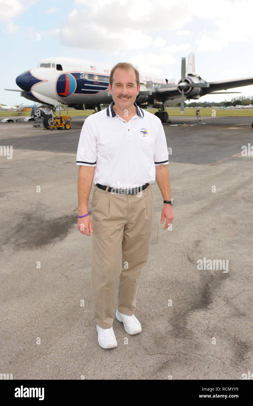 MIAMI, FLORIDE - 17 novembre : Le Capitaine 'Sully' Sullenberger et co-pilote Jeff Skiles posent avec les DC7 1958 historique à une prestation hébergé par vol historique Fondation. Chesley Burnett Sullenberger 'Sully', III (né le 23 janvier 1951) est un ancien commandant de compagnie aérienne de l'aviation et de conseiller en matière de sécurité. Il a été salué comme un héros national aux États-Unis lorsqu'il a exécuté avec succès un atterrissage d'urgence en eau de vol 1549 d'US Airways dans l'Hudson au large de Manhattan, New York City, après que l'avion avait été désactivée par la suppression d'une volée de bernaches du Canada au cours de sa montée initiale hors de l'aéroport LaGuardia o Banque D'Images