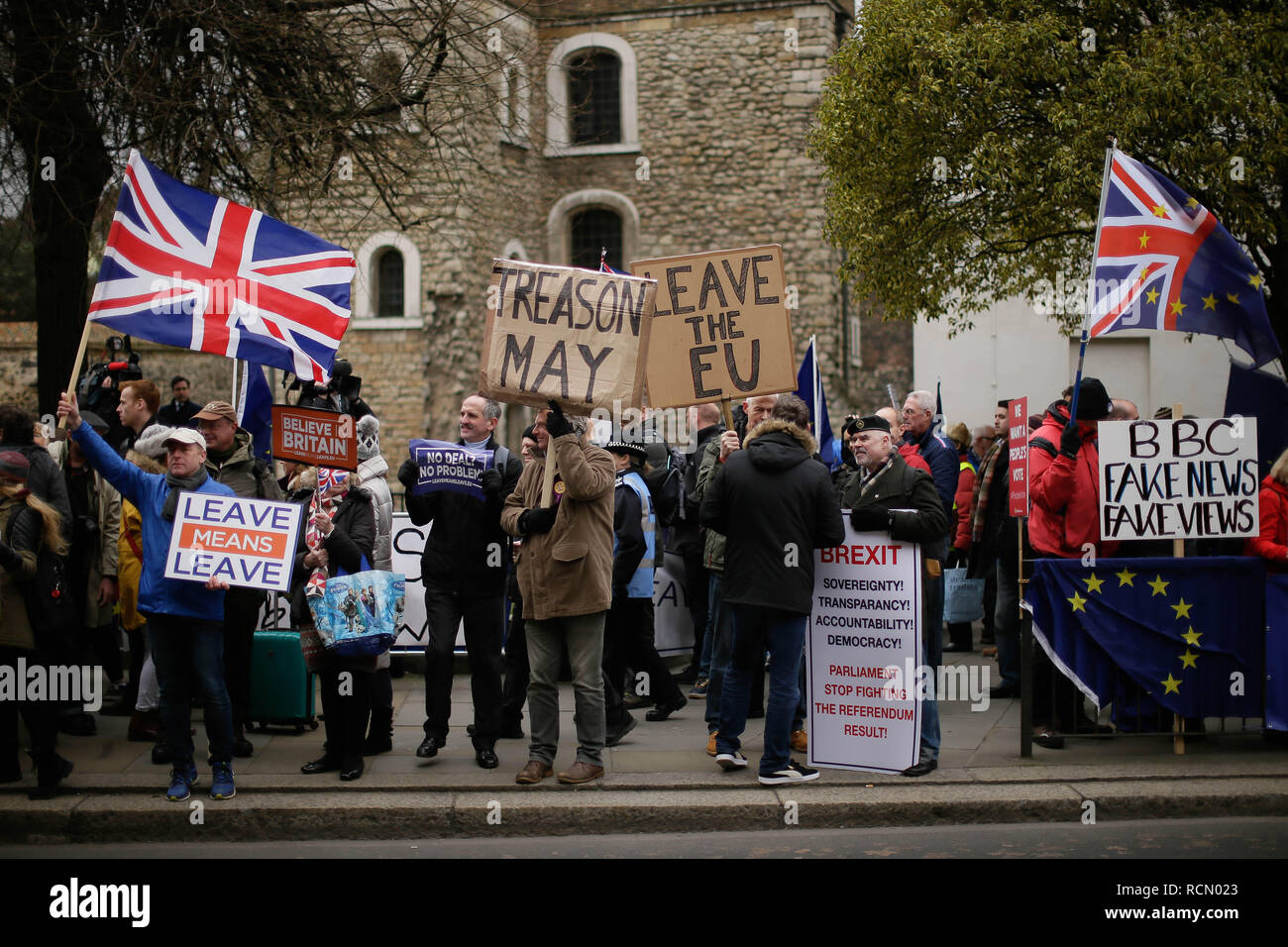 Londres, Royaume-Uni. 15 Jan, 2019. Pro-Brexit et manifestants anti-Brexit tenir drapeaux et des pancartes à l'extérieur de la Maison du Parlement à Londres, Grande-Bretagne, le 15 janvier. 2019. Un retard de l'un vote parlementaire le Brexit transaction est prévue pour le mardi. Crédit : Tim Irlande/Xinhua/Alamy Live News Banque D'Images