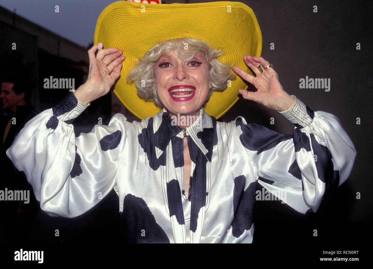 15 juin 1993 - Los Angeles, Californie, États-Unis - actrice Carol Channing porte un chapeau de cow-boy jaune. (Crédit Image : © Kathy Hutchins/ZUMA Press) Banque D'Images