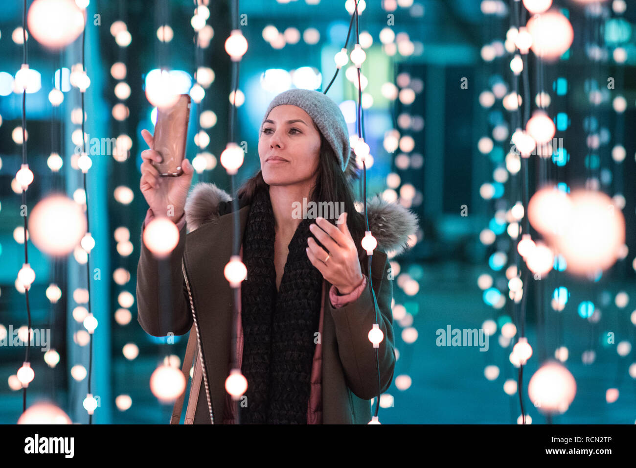 Canary Wharf, London, UK, le 15 janvier, 2019. Les gens interagissent avec et prendre de la "ubmergence' de l'installation, un grand espace de travail intégrant des chaînes de pendaison lumières par Squidsoup. Les feux d'hiver Canary Wharf installations ouvertes au public dans et autour de Canary Wharf à partir de Jan 15 et jusqu'au 26 janvier. Credit : Carol Moir/Alamy Live News Banque D'Images