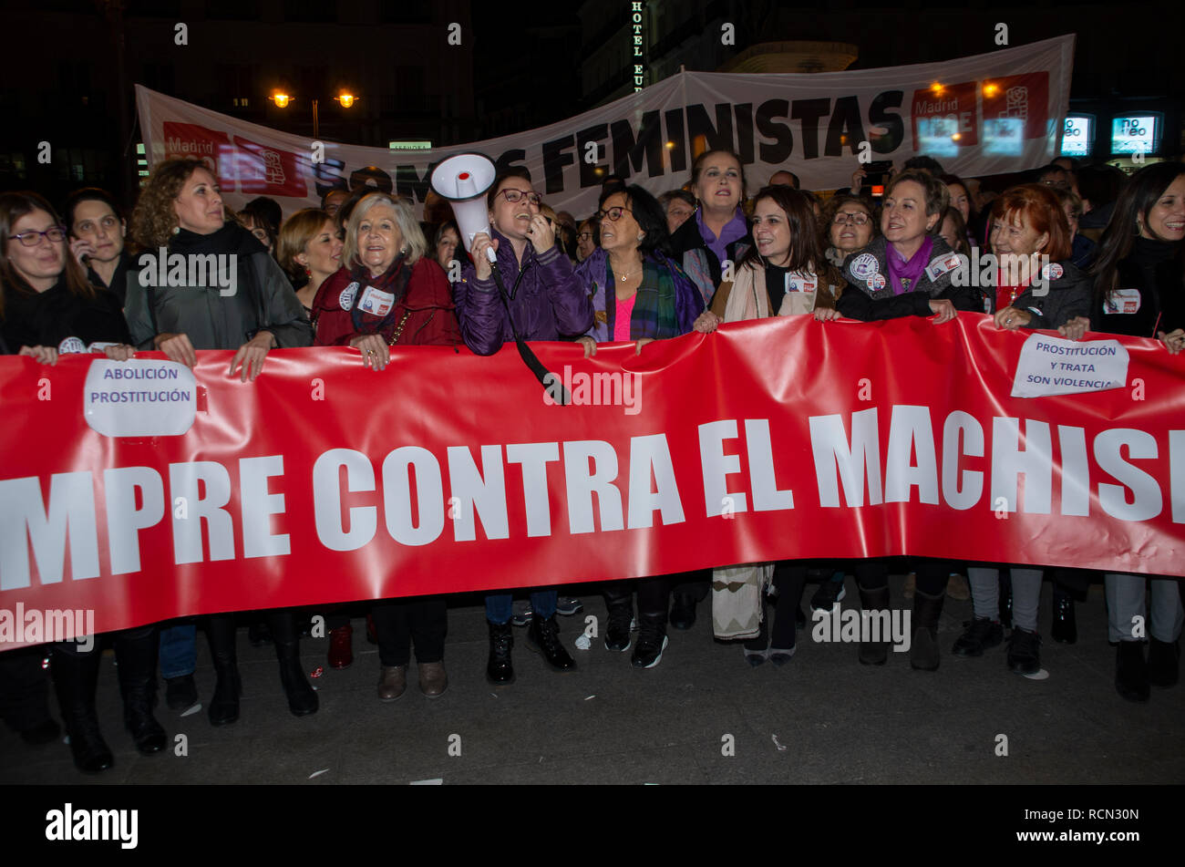 Madrid, Espagne. 15 Jan 2019. Des milliers de femmes se sont rassemblés à la Puerta del Sol, la place centrale de Madrid, pour protester contre les propositions du parti de droite à VOX terminer par quelques lois qui prévoient l'égalité de genre dans l'Espagne. Des manifestations ont eu lieu tout au long de la journée dans différentes villes espagnoles sous le slogan "Ni un paso atrás" qui signifie "pas de recul". Dans l'image des femmes du parti politique PSOE à la manifestation avec une pancarte qui dit "toujours contre le machisme". Credit : Lora Grigorova/Alamy Live News Banque D'Images