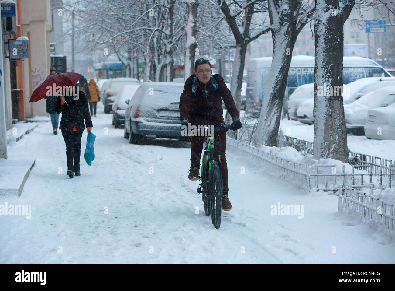 Bucarest. 15 Jan, 2019. Un homme conduit une bicyclette dans la neige à Bucarest, Roumanie, le 15 janvier 2019 une forte chute de neige a frappé le sud de la Roumanie, y compris Bucarest, capitale du pays, mardi. Le matin, la neige a créé des retards dans les transports et les navetteurs fait arriver en retard au travail. Crédit : Gabriel Petrescu/Xinhua/Alamy Live News Banque D'Images