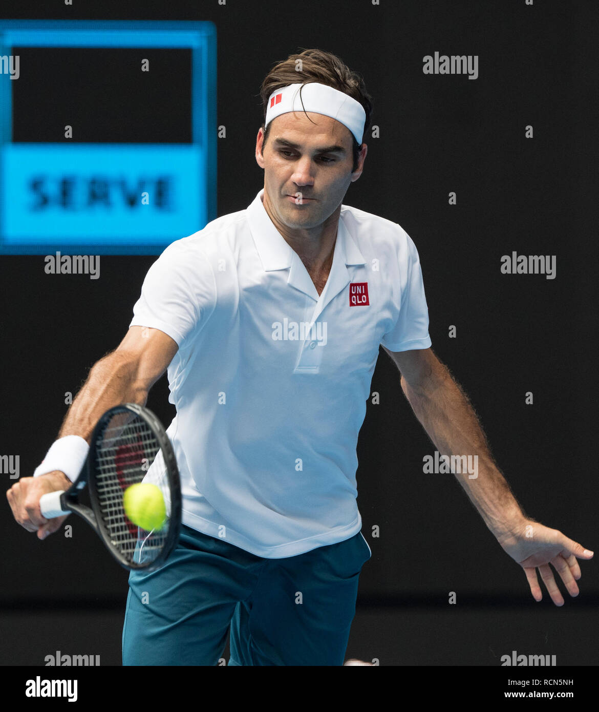 Melbourne, Australie. 16 janvier, 2019. La Suisse de Roger Federer fait concurrence au cours de la Men's deuxième tour contre Daniel Evans de la Grande-Bretagne à l'Open d'Australie 2019 à Melbourne, Australie, le 16 janvier 2019. Credit : Lui Siu Wai/Xinhua/Alamy Live News Banque D'Images