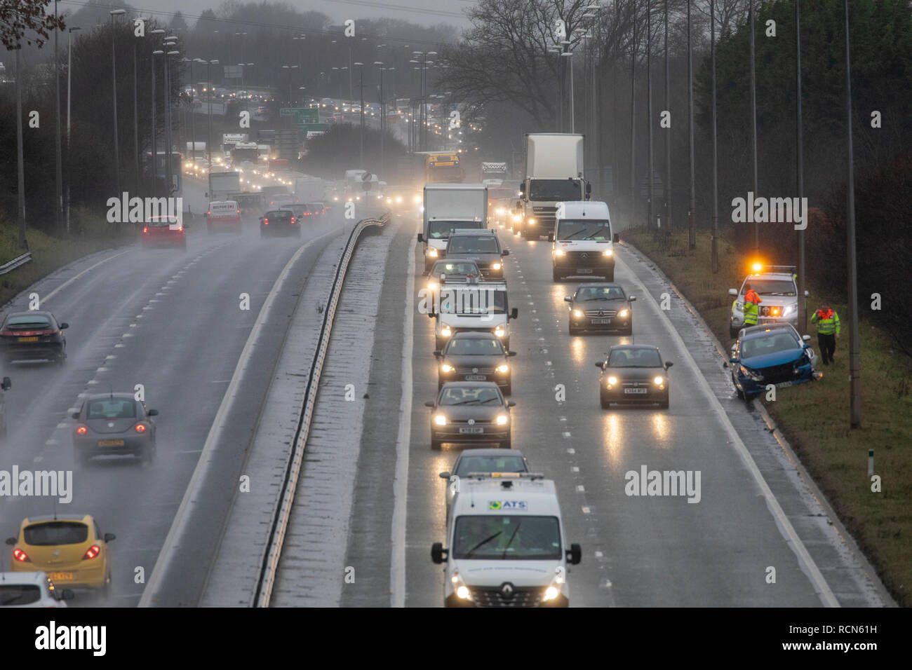 Flintshire, au nord du Pays de Galles, 16 janvier 2019. Météo France : un temps froid et humide pour la journée, avec de fortes pluies se déplaçant à travers le Royaume-Uni depuis le nord ouest avec un front froid se déplaçant dans l'arrière avec de la neige dans les 24h. Temps froid et pluvieux que les automobilistes voyage le long de l'A55 près de Halkyn, Flintshire lors de fortes pluies avec un accident automobile a entraîné un bouleversement d'une déjà les conditions de conduite dangereuses/AlamyLiveNews DGDImages © Banque D'Images