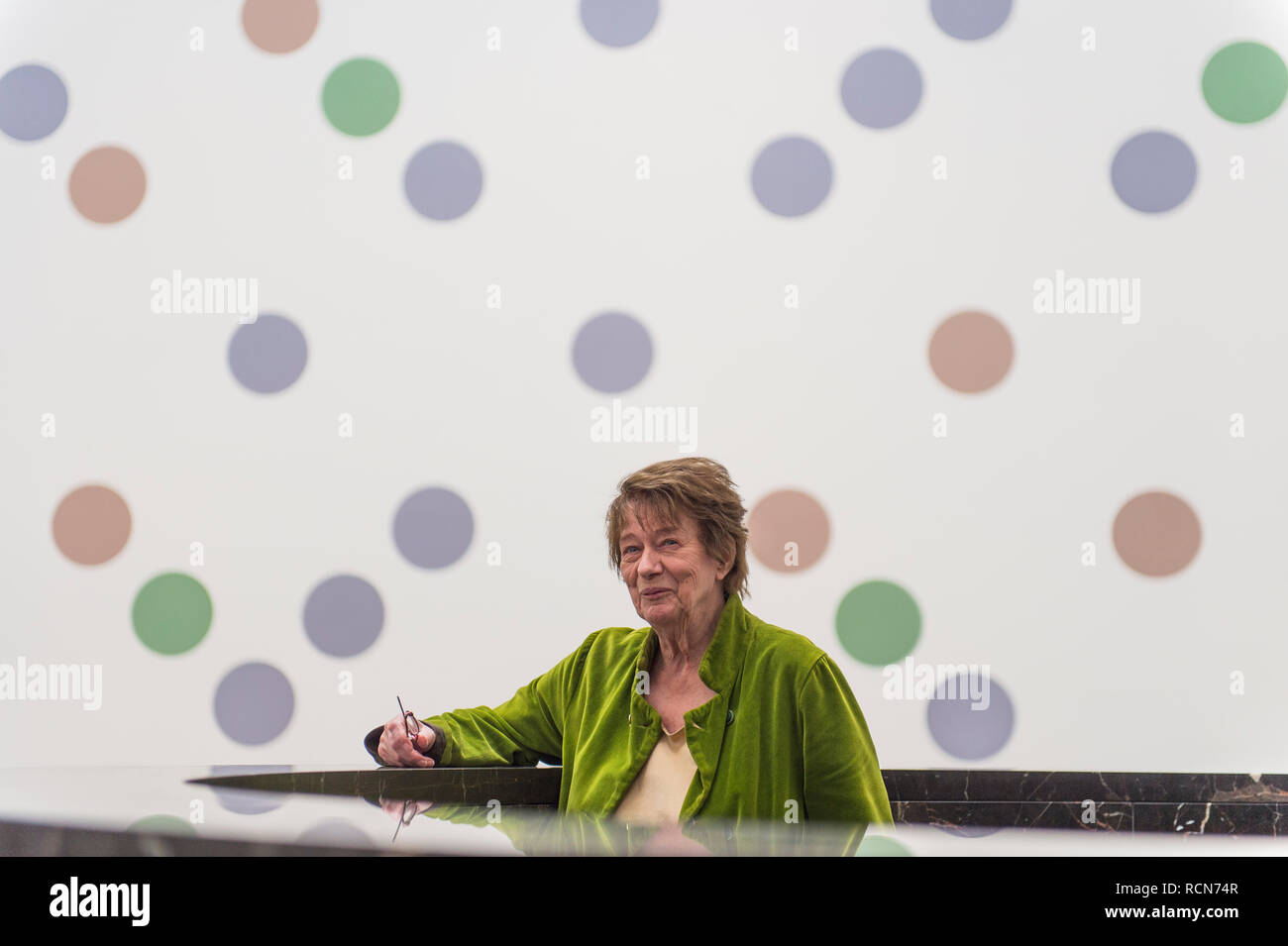 National Gallery, Londres, Royaume-Uni. 16 janvier, 2019. "Messagers", un nouveau travail permanent à grande échelle par Bridget Riley (photo), est dévoilée par l'artiste à la Galerie nationale. La peinture du mur par l'artiste abstrait britannique s'étend sur 10 x 20 mètres. Une combinaison de disques colorés, des messagers est peint directement sur la surface de la galerie du Tribunal. Annenberg Credit : Malcolm Park/Alamy Live News. Banque D'Images