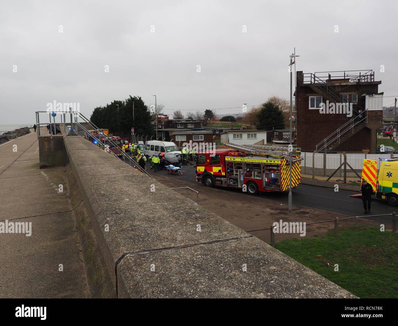 Sheerness, Kent, UK. 16 janvier, 2019. Un RTC graves impliquant une voiture et minibus UK d'âge s'est produite ce matin à Sheerness, Kent, près de Barton's Point sur Marine Parade aux alentours de 10h (avec la route toujours bloquée à 11h30). L'accident a été suivi par un grand nombre de véhicules des services de secours et de la route de la côte. Mise à jour : quatre passagers âgés et le conducteur de la voiture ont été prendre à l'hôpital avec la tête et des blessures au dos à la suite de l'accident. Mise à jour 2 (17 Jan) : malheureusement, une femme âgée est décédé la nuit suivant l'accident. Credit : James Bell/Alamy Live News Banque D'Images