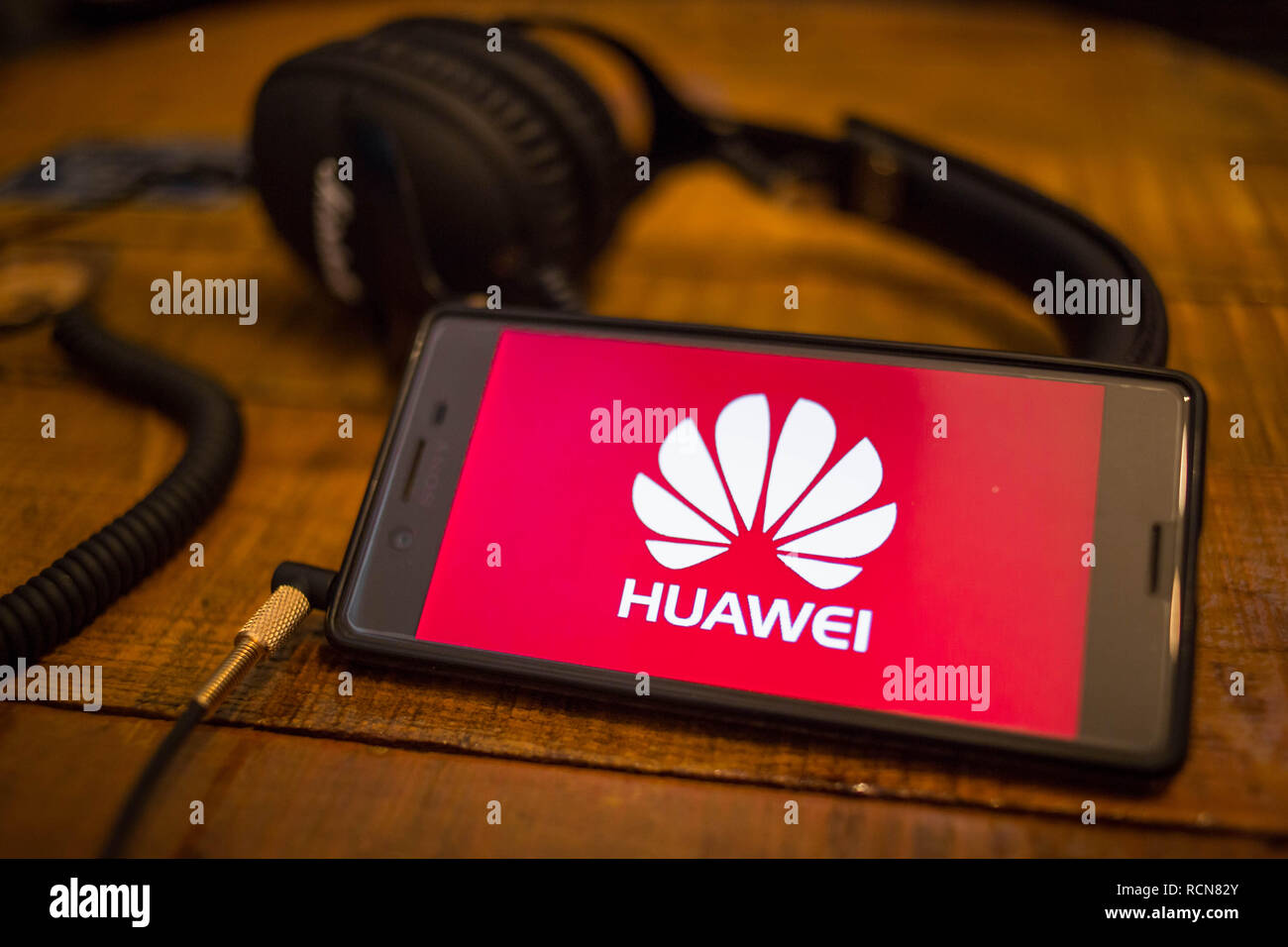 Le logo Huawei vu affichée sur un smartphone Android. Banque D'Images