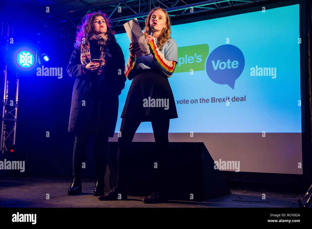 Londres, Royaume-Uni. 15 janvier, 2019. Doire Finn et Tara Connolly de grâce de notre avenir, notre choix des militants pro-UE adresse participant à un vote du peuple rassemblement à la place du Parlement en tant que députés de voter à la Chambre des communes le premier ministre Theresa May's final proposé Brexit accord de retrait. Credit : Mark Kerrison/Alamy Live News Banque D'Images