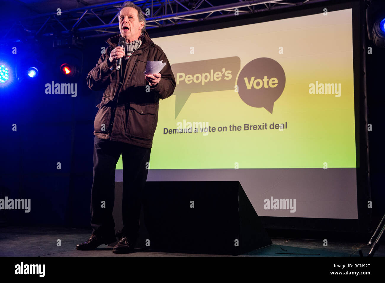 Londres, Royaume-Uni. 15 janvier, 2019. Acteur Kevin Whately traite de militants pro-UE participant à un vote du peuple rassemblement à la place du Parlement en tant que députés de voter à la Chambre des communes le premier ministre Theresa May's final proposé Brexit accord de retrait. Credit : Mark Kerrison/Alamy Live News Banque D'Images