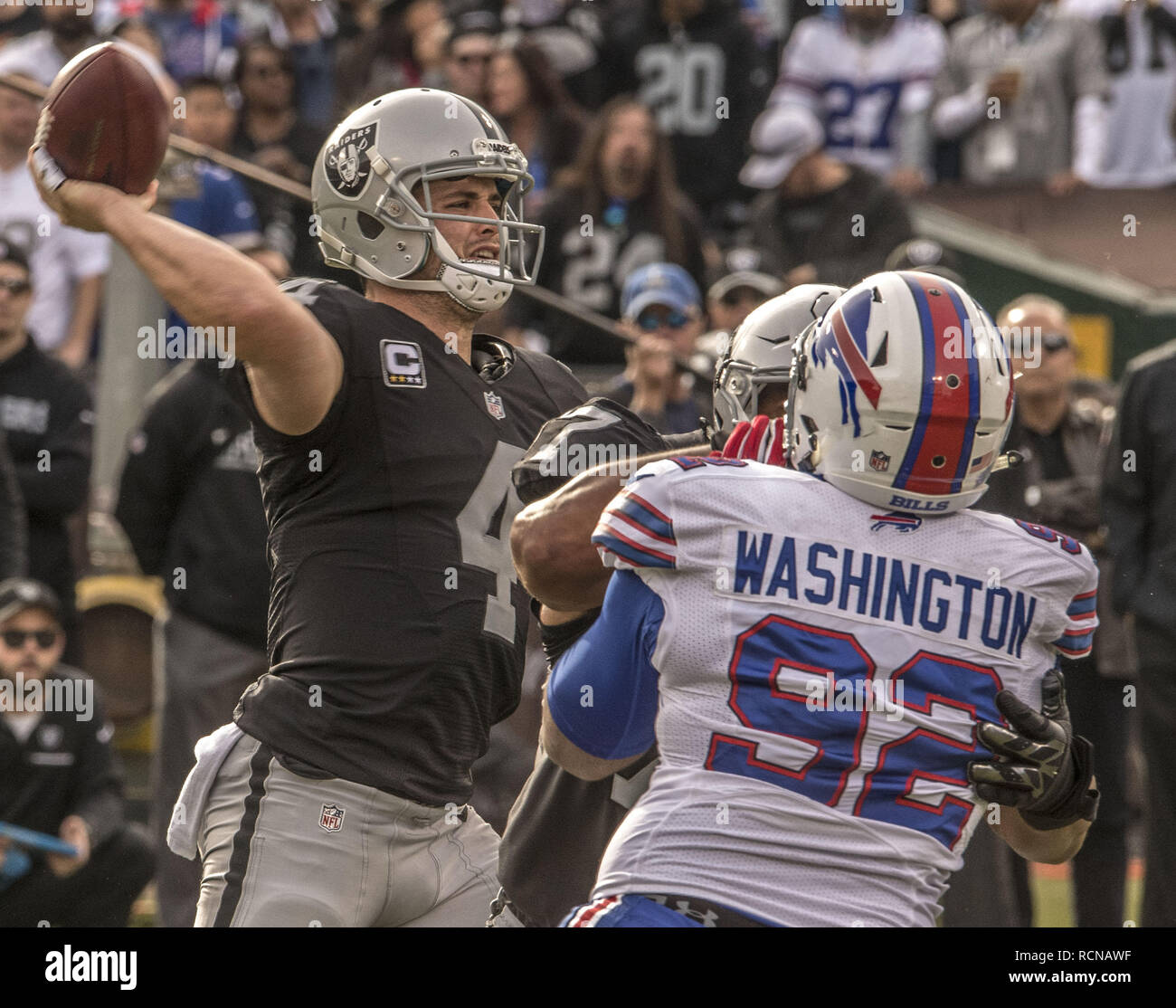 Oakland, Californie, USA. 9Th Jul 2016. Oakland Raiders quarterback Derek Carr (4) passe sous pression le Dimanche, Décembre 04, 2016, chez O.co Coliseum à Oakland, Californie. Les raiders défait les factures 38-24. Crédit : Al Golub/ZUMA/Alamy Fil Live News Banque D'Images