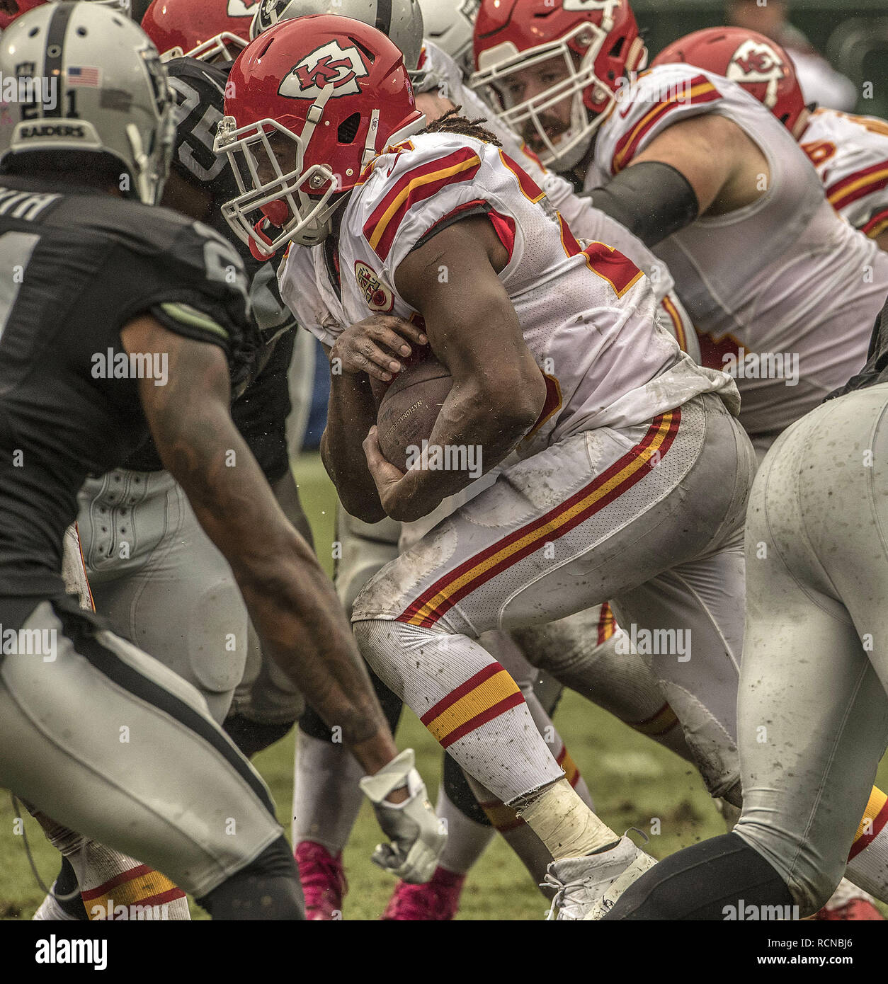 Oakland, Californie, USA. 16 Oct, 2016. Kansas City Chiefs running back Jamaal Charles (25) exécute pour toucher des roues le dimanche, Octobre 16, 2016, chez O.co Coliseum à Oakland, Californie. Les chefs défait les Raiders 26-10. Crédit : Al Golub/ZUMA/Alamy Fil Live News Banque D'Images Oakland, Californie, USA. 16 Oct, 2016. Kansas City Chiefs running back Jamaal Charles (25) exécute pour toucher des roues le dimanche, Octobre 16, 2016, chez O.co Coliseum à Oakland, Californie. Les chefs défait les Raiders 26-10. Crédit : Al Golub/ZUMA/Alamy Fil Live News Banque D'Images