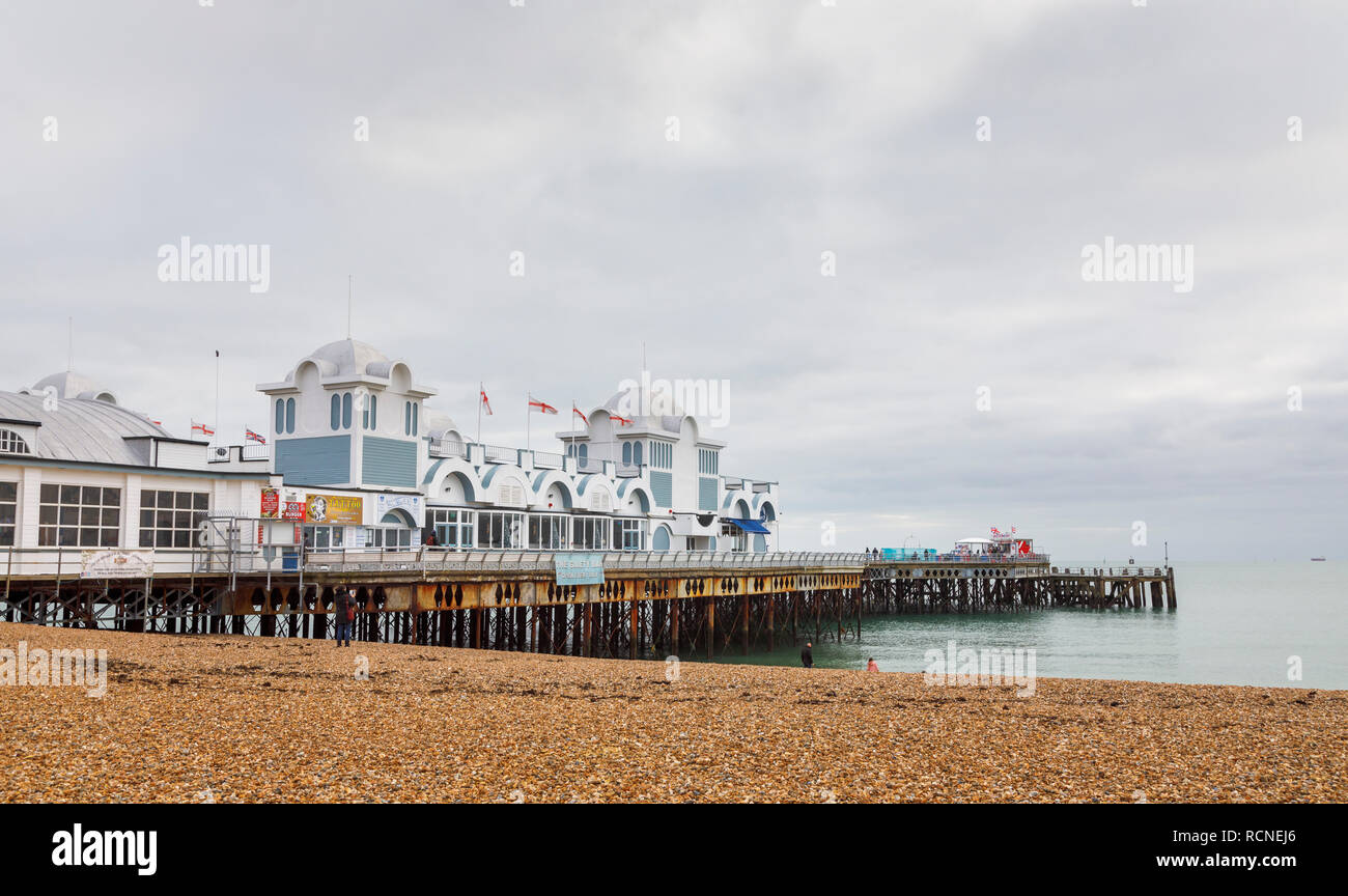 Vue de la promenade de South Parade Pier et plage de galets de pierre, Southsea, Portsmouth, côte sud de l'Angleterre, Royaume-Uni en basse saison Banque D'Images