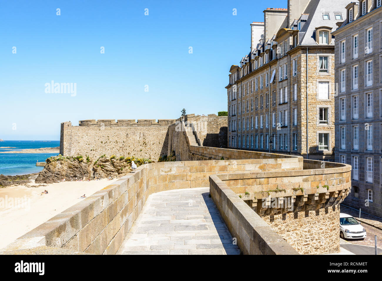 Vue sur le rempart à pied de la vieille ville de Saint-Malo en Bretagne, France, lors d'une journée ensoleillée avec le bastion de la Hollande à l'arrière-plan. Banque D'Images Vue sur le rempart à pied de la vieille ville de Saint-Malo en Bretagne, France, lors d'une journée ensoleillée avec le bastion de la Hollande à l'arrière-plan. Banque D'Images