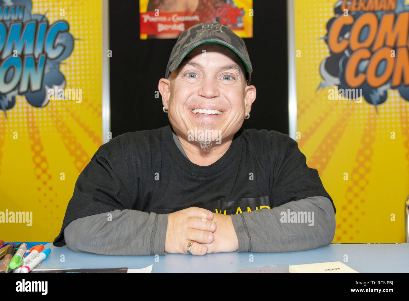 DORTMUND, ALLEMAGNE - 1er décembre 2018 : Martin Klebba (*1969, acteur américain) à l'Allemand Comic Con Dortmund, deux jours de convention du ventilateur Banque D'Images