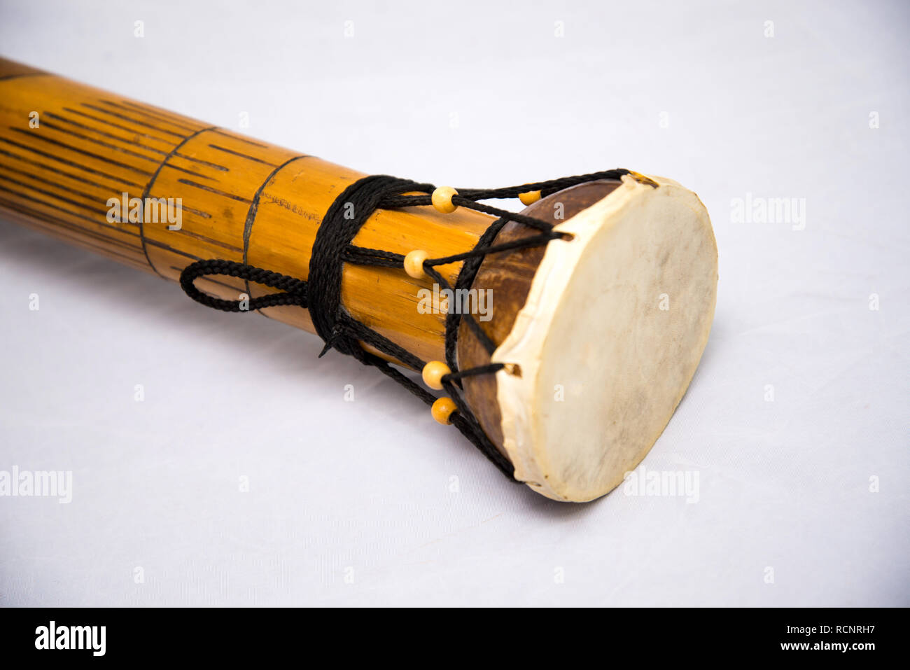 Tambour Tribal aux Philippines. Long Philippine instrument de batterie -  Durbak Photo Stock - Alamy