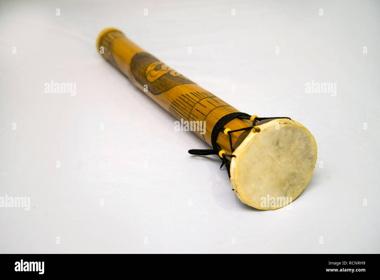 Tambour Tribal aux Philippines. Long Philippine instrument de batterie -  Durbak Photo Stock - Alamy