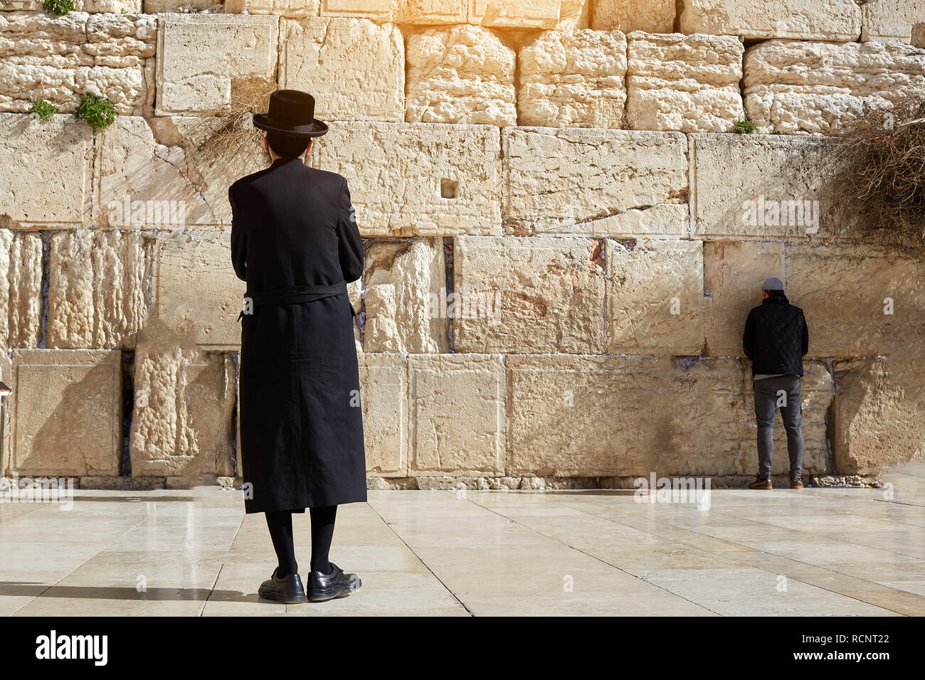Jérusalem, Israël, le 13 janvier 2019, l'homme juif ultra-orthodoxe, vêtus de noir, se dresse sur la place du Mur de l'Ouest et l'air de mur ouest Banque D'Images