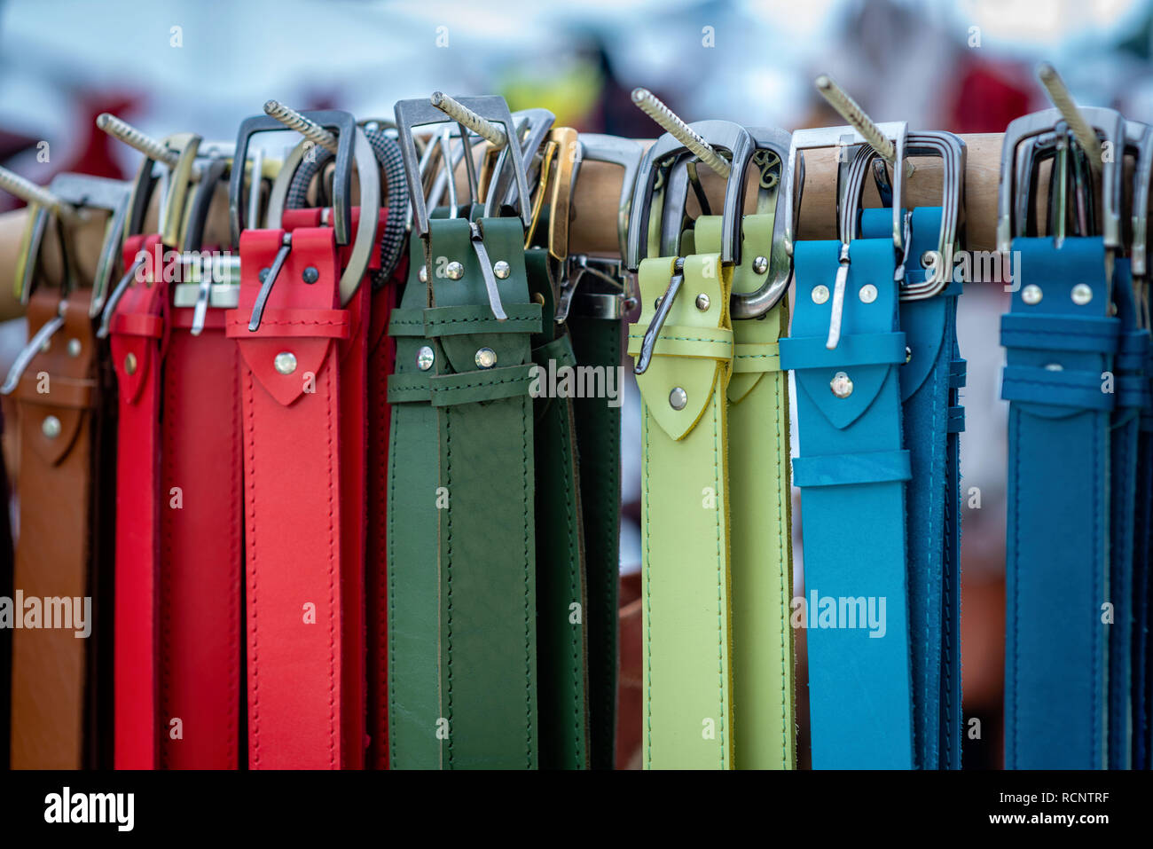 Ceintures de couleur différentes dans le marché artisanal. - Image Banque D'Images