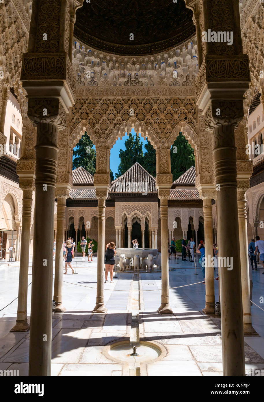 Les touristes à Patio des Lions, Palais des Lions, Palais Nasrides, Alhambra, Granada, Andalousie, Espagne Banque D'Images