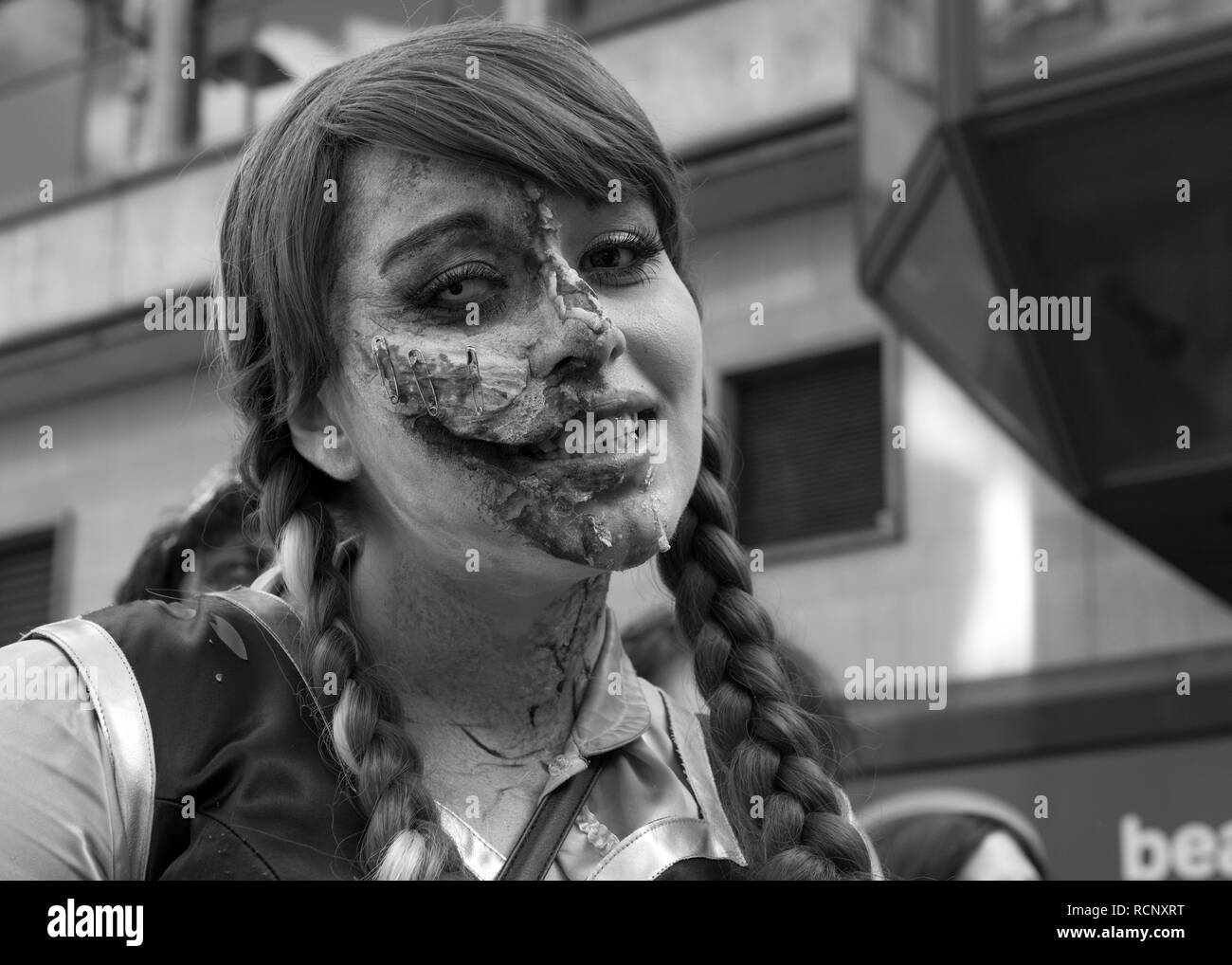 En participant pleinement à la Costume et maquillage Zombie Walk Birmingham - 8e août 2015, Birmingham, Angleterre Banque D'Images