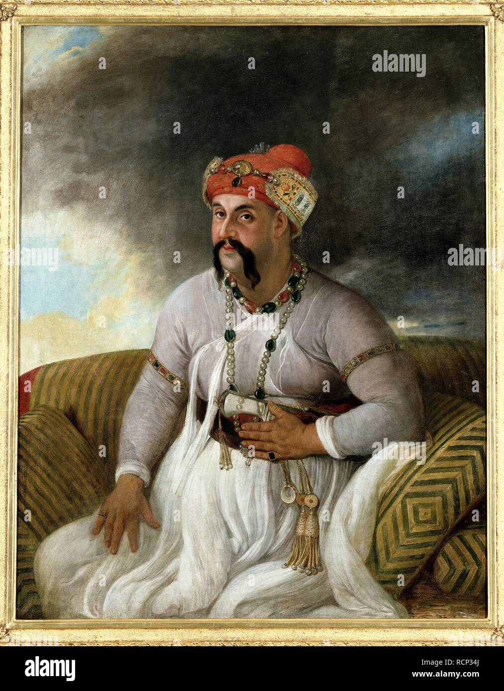 Asaf al-Dawla, Nawab de Oudh, 1775-97. Longueur de trois quarts d'un personnage assis, avec visage tourné la moitié gauche. Sa main droite repose sur un genou, le gauche est pressé contre son côté. La robe de mousseline blanche et de l'est, de colliers et de brassards, de perles, de rubis et d'émeraudes non coupée. Il porte la coiffure de Lucknow typique un turban rouge ornée d'une tresse et de velours appliquÃ© attaché par une bande ornement frontal de joyaux. La peinture à l'huile. Toile. 50 par 40 par 127 ins (101,5 cm). 1784. Source : Favoriser l'106. Auteur : JOHANN ZOFFANY,. Banque D'Images