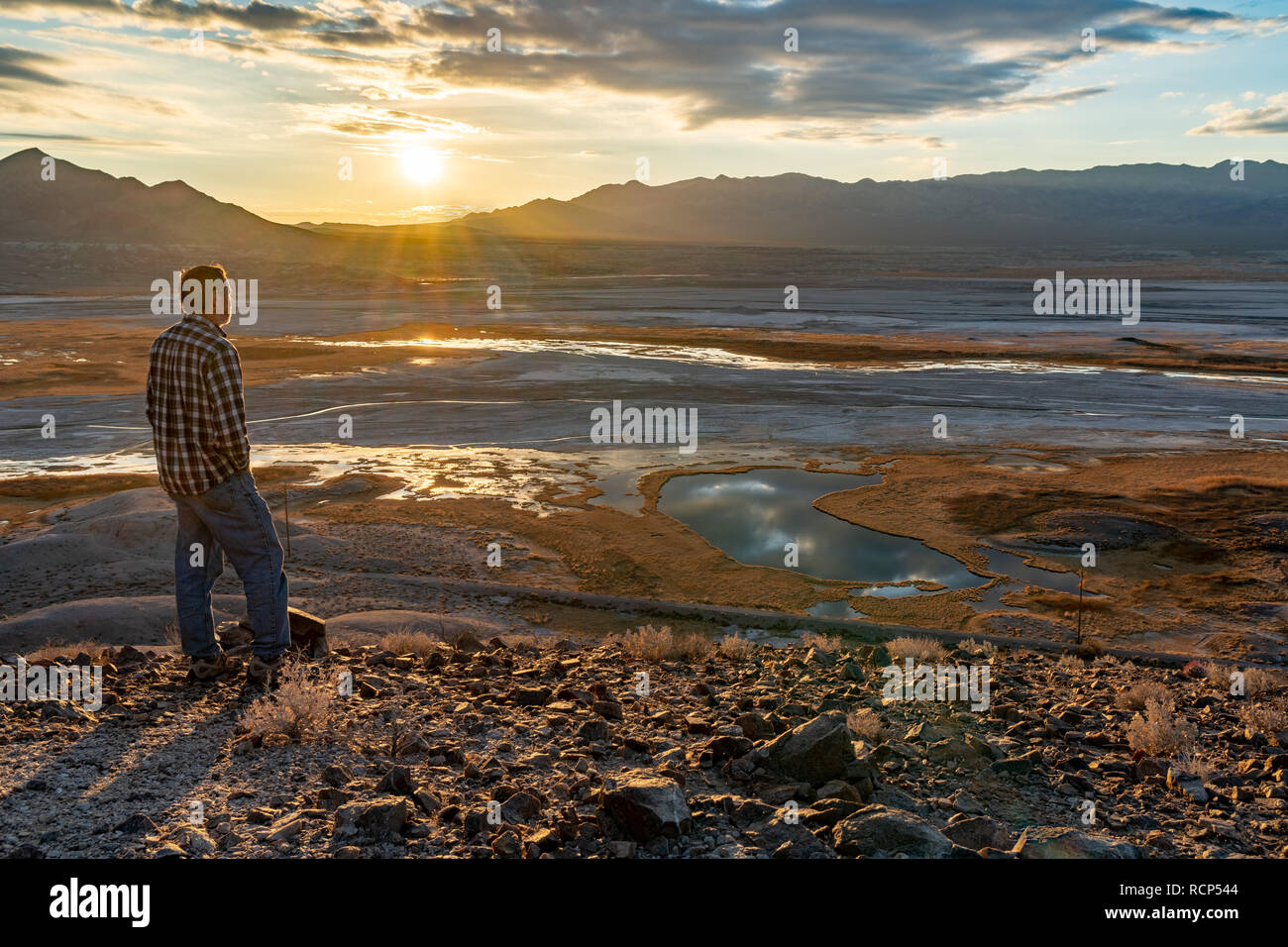 Coucher du soleil avec vue sur le lac d'un petit Grimshaw Hill près de Tecopa Hot Spring, Californie Banque D'Images