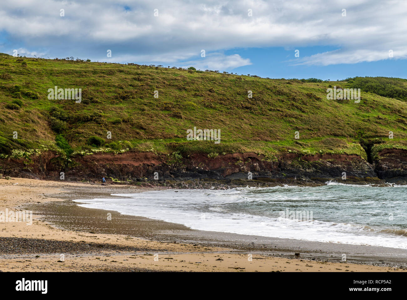 Plage de Manorbier sur le Sud Ouest du pays de Galles Pembrokeshire Coast sur un jour de mai. Banque D'Images