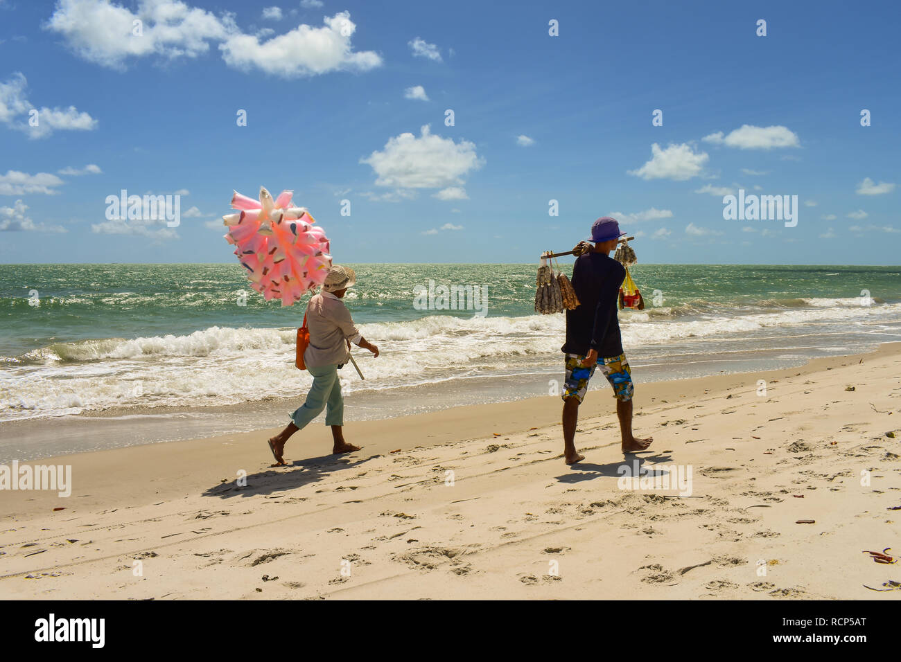 Colporteurs vendant Cotton Candy et noix de cajou rôties à la plage Banque D'Images