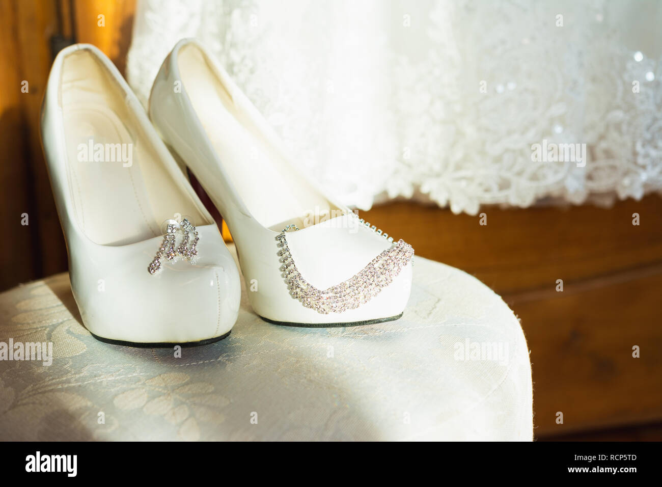 Chaussure blanche de la Mariée . theme de mariage 2019 l'arrière-plan Photo  Stock - Alamy