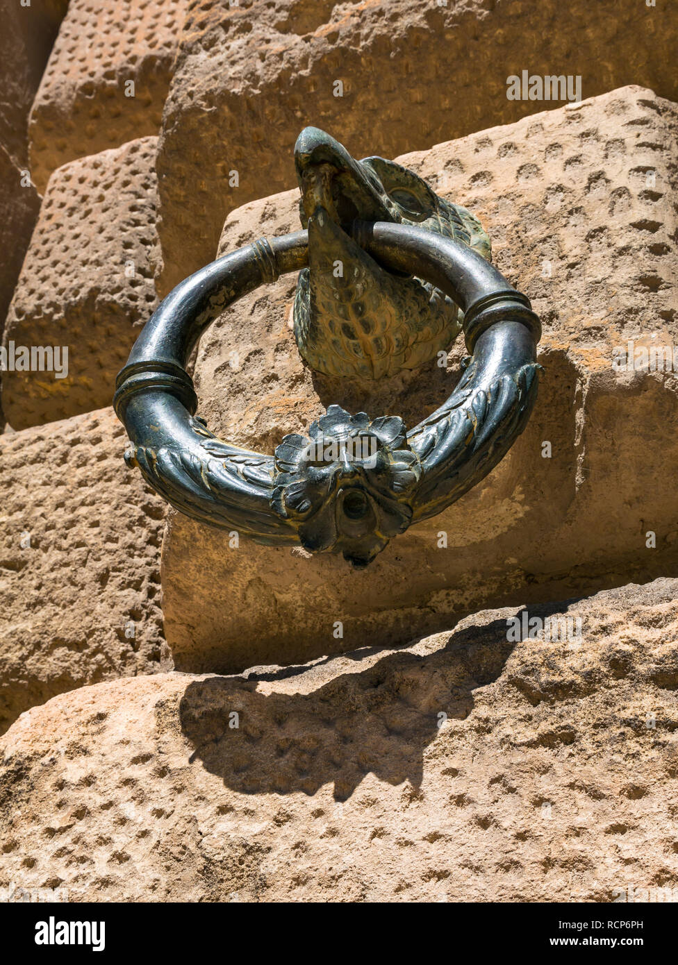 Bague en métal ornée visage sur mur extérieur, Carlos V Palace, à l'Alhambra, Grenade, Andalousie, Espagne Banque D'Images