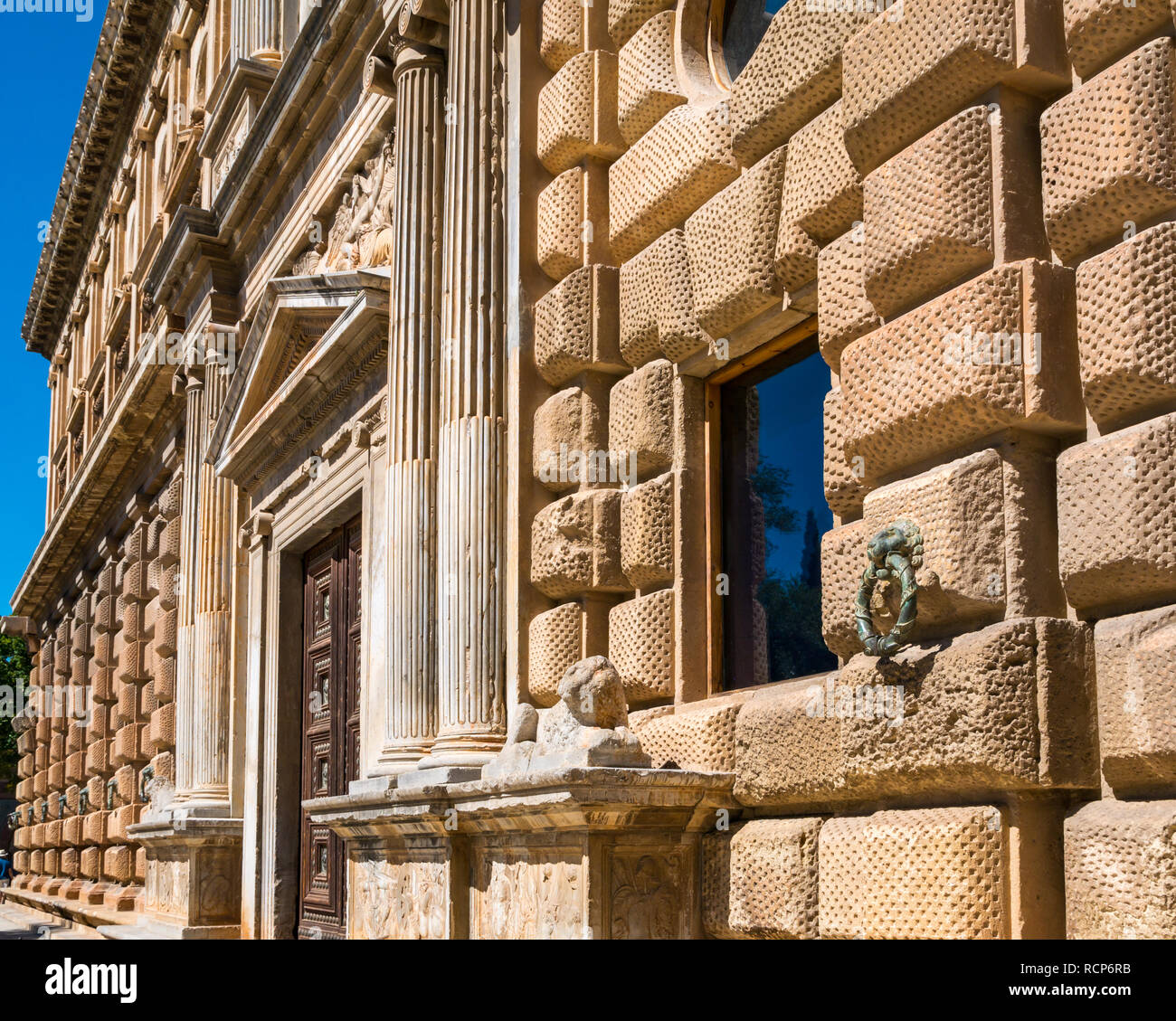 Carlos V Palace mur extérieur avec grand porte, Alhambra, Granada, Andalousie, Espagne Banque D'Images