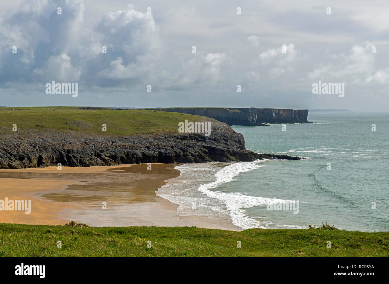 À la recherche sur vaste Haven South Beach sur la côte de Pembrokeshire, Pays de Galles de l'Ouest. Prises à partir de la côte du Pembrokeshire Banque D'Images