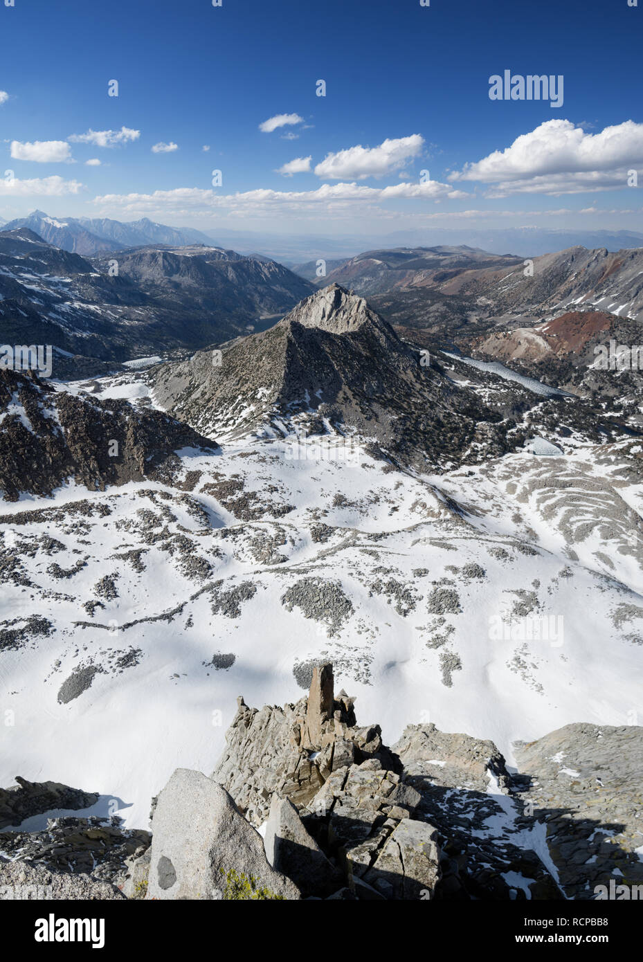Panorama vertical du sommet du mont Goode à l'arête nord vers le bas et plus à pic dans l'Évêque Hurd Creek drainage de la Sierra Nevada Banque D'Images