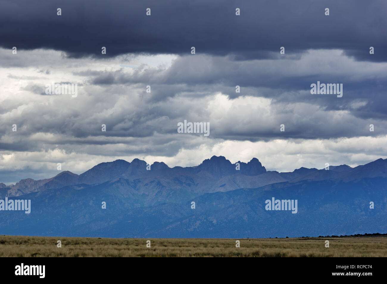 Vue éloignée de Sangre de Cristo nord hauts sommets avec un ciel nuageux Banque D'Images