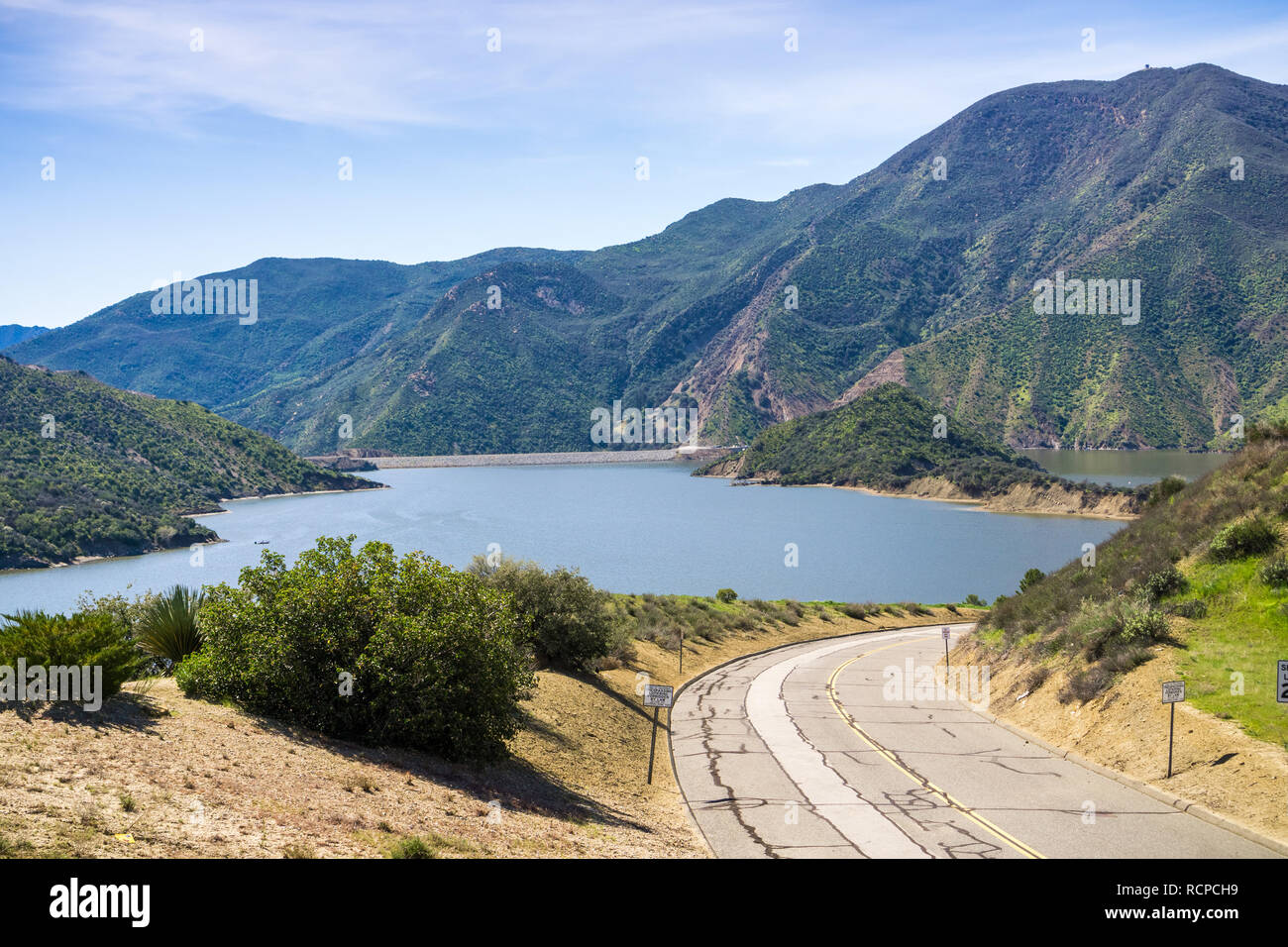 Route menant à Pyramid Lake vu de vista del Lago aire de repos sur J5, Los Angeles County, Californie Banque D'Images