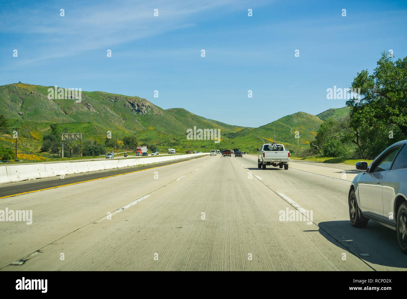 Voyageant sur l'autoroute, le comté de Los Angeles, Californie Banque D'Images