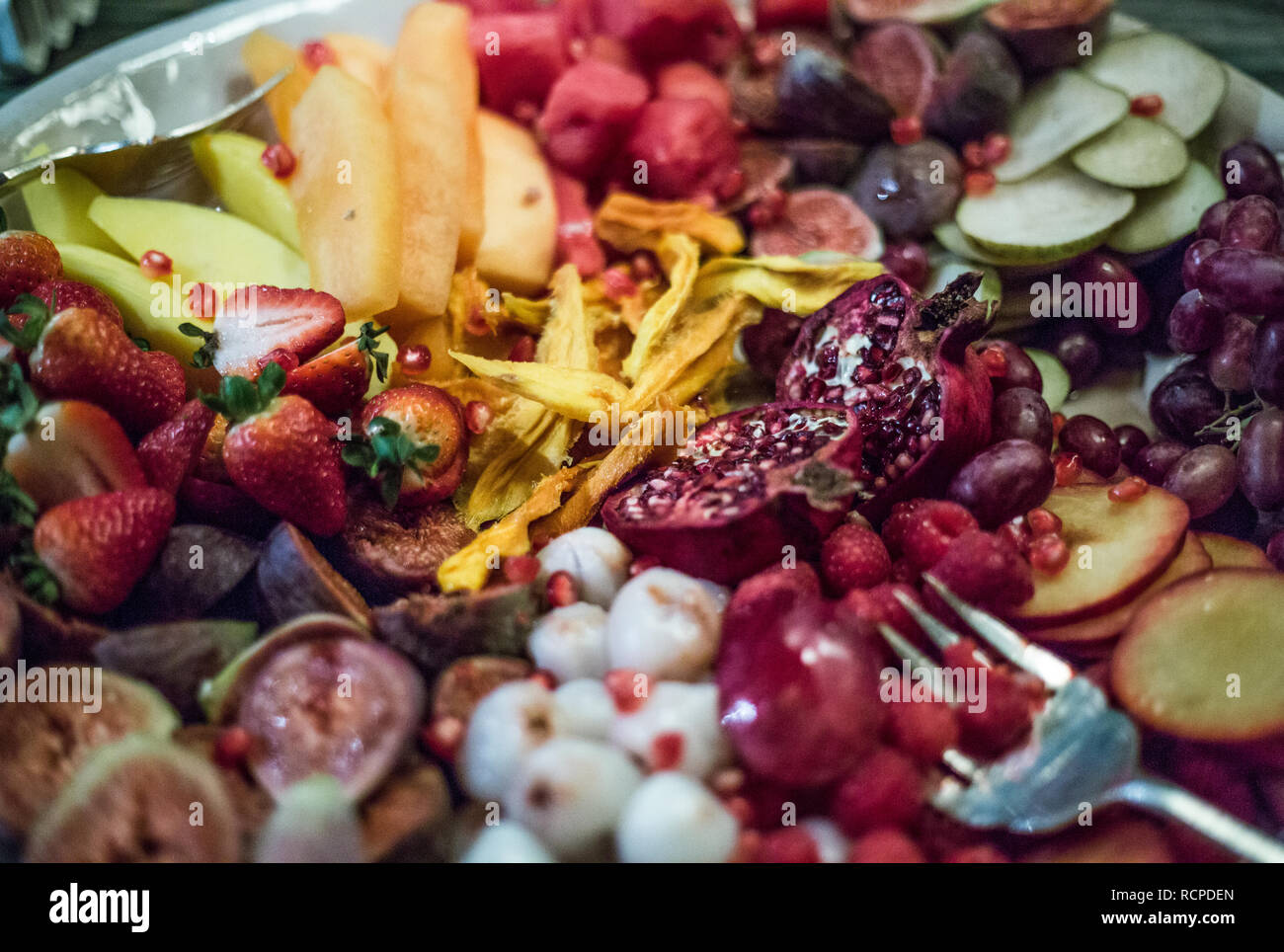 Salade de fruits, assiette de fruits colorés mixtes Banque D'Images
