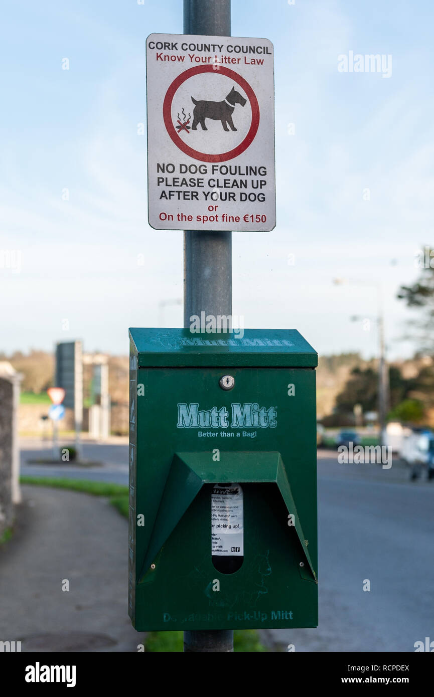 Mutt mitt gants jetables gants fort/Fort sur un lampadaire pour la prise de son chien fouillis à Baltimore, West Cork, Irlande. Banque D'Images