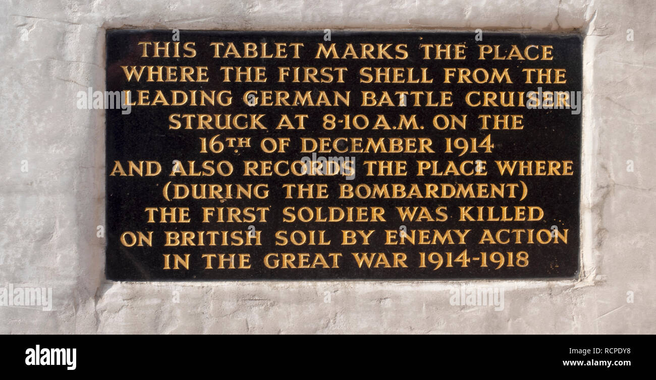 Pierre commémorative sur le Heugh Pointe, commémorant le premier bombardement par un cuirassé allemand dans la guerre de 1914-1918, Hartlepool, comté de Durham. Banque D'Images