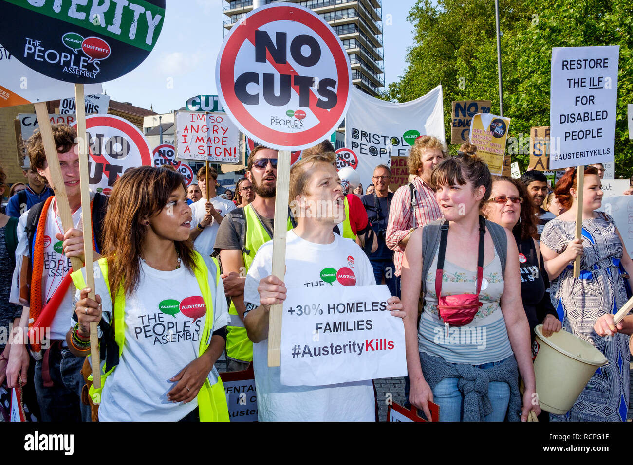 Les manifestants anti-austérité portant des pancartes et panneaux sont illustrés en prenant part à une manifestation anti-austérité et de démonstration à Bristol. Banque D'Images