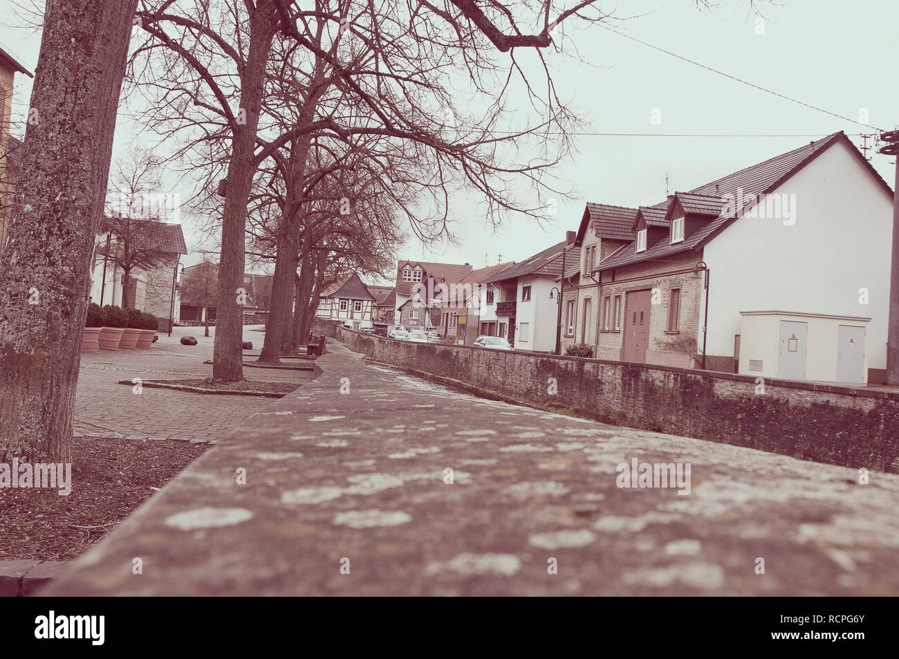 Photo monochrome d'une place de village par kziprian Banque D'Images