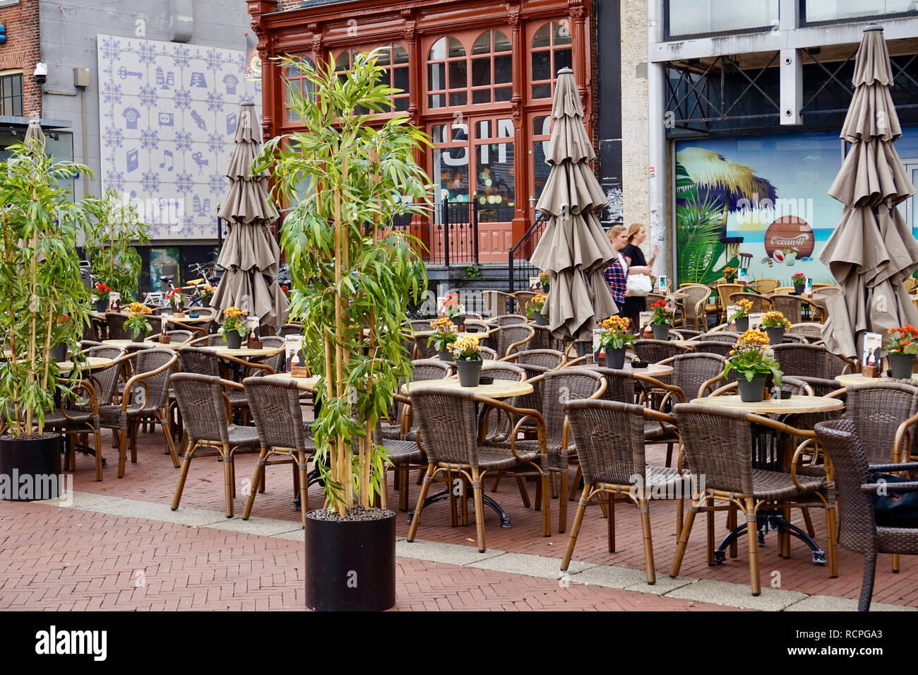 Groningen, Groningen, Pays-Bas Province : Cafe tables et chaises à l'extérieur dans une zone piétonne et commerçante, de la place du Grote Markt. Banque D'Images