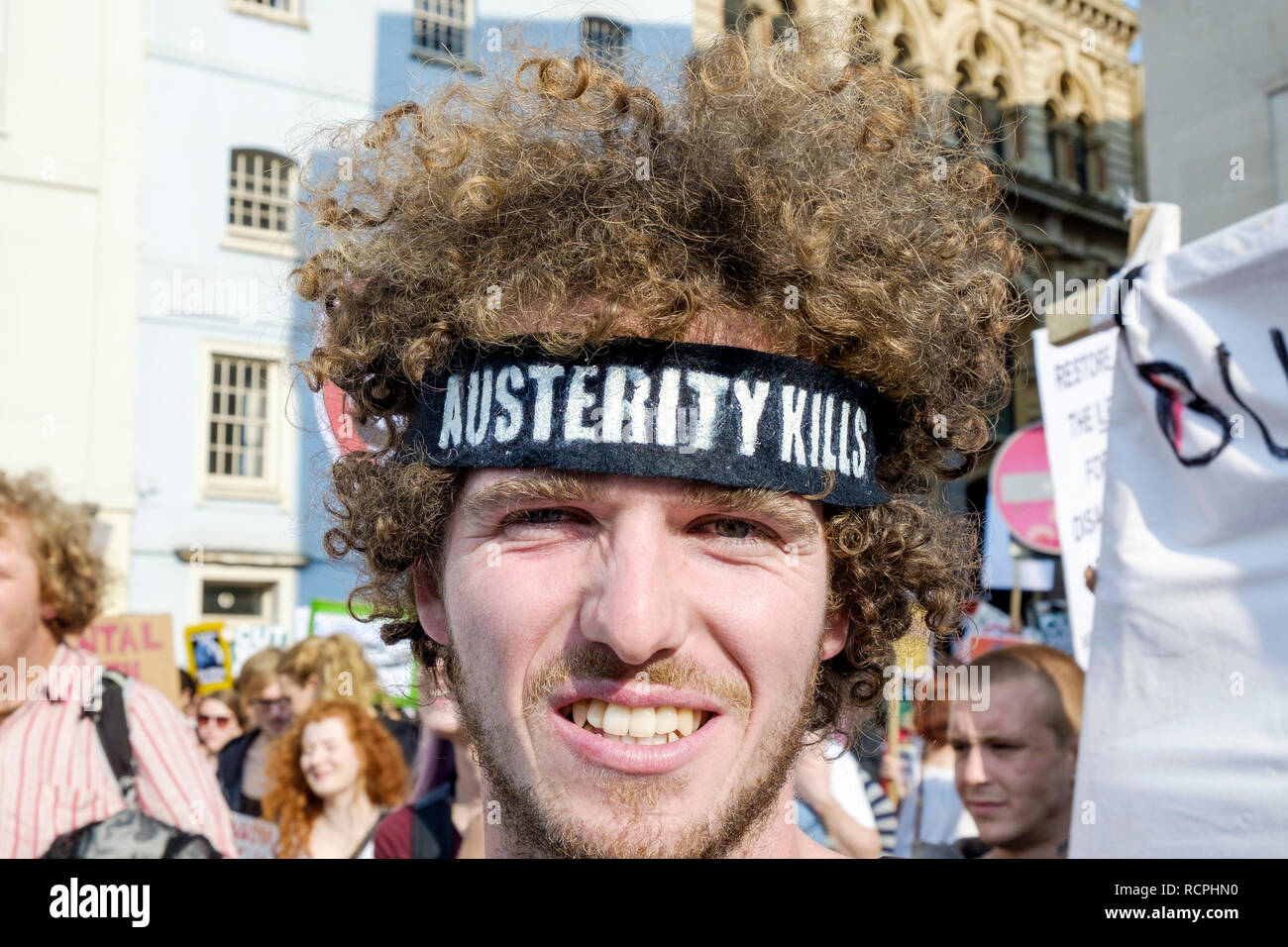 Les manifestants anti-austérité portant des pancartes et panneaux sont illustrés en prenant part à une manifestation anti-austérité et de démonstration à Bristol. Banque D'Images