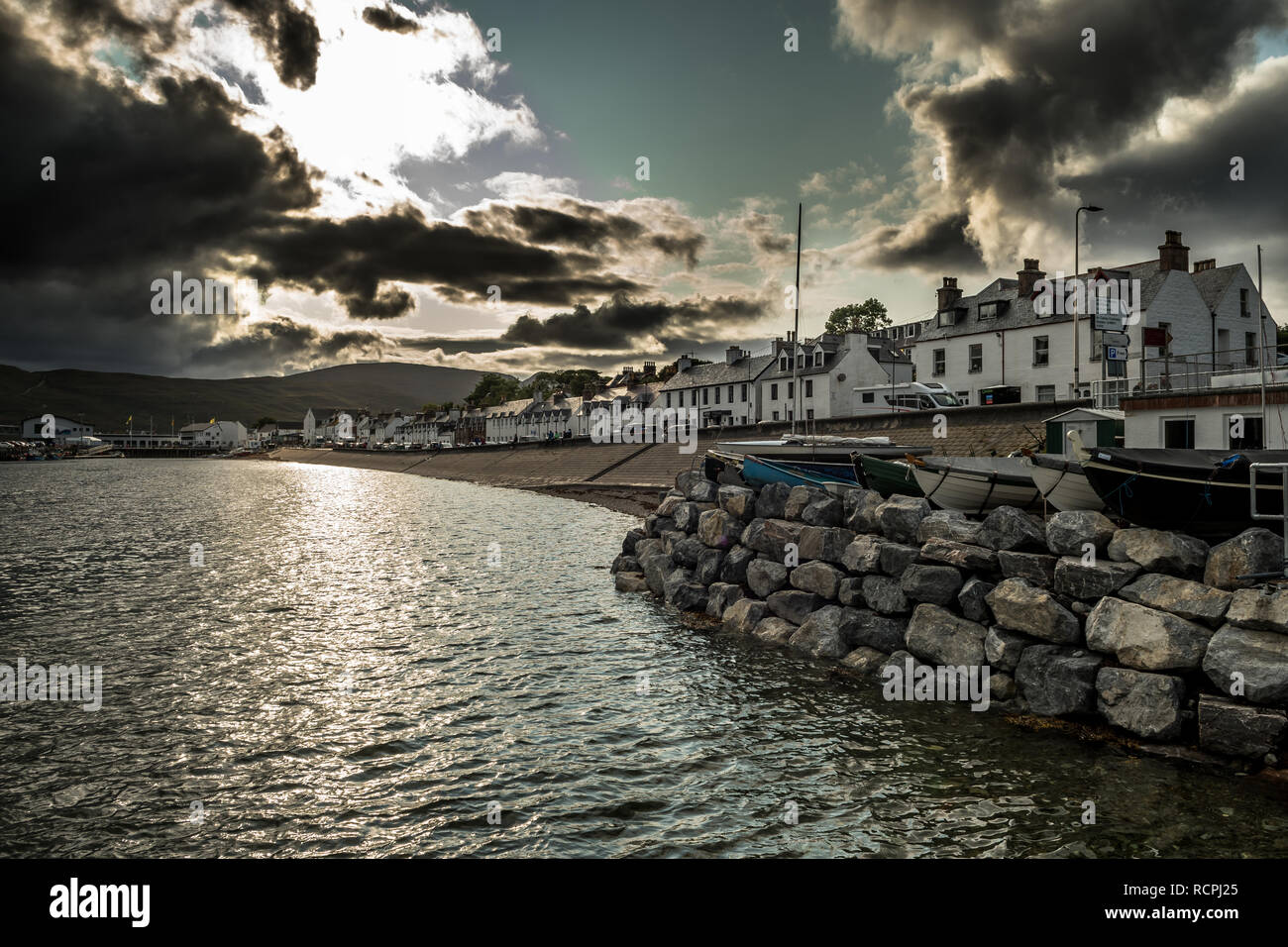 Ville d'Ullapool et les bateaux du port de Gros temps face au Loch Broom en Ecosse Banque D'Images