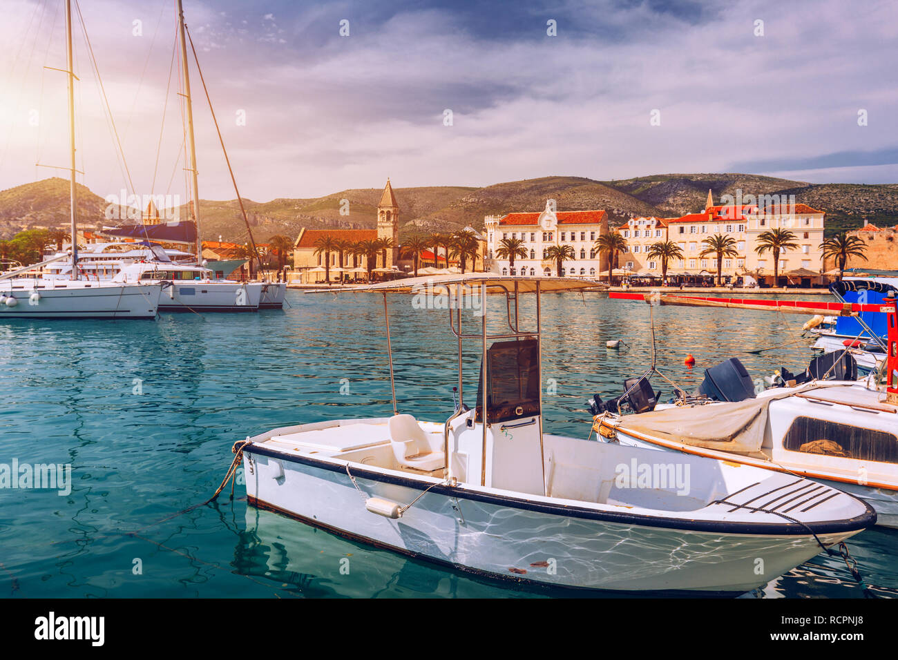 Bateaux Trogir vue front de mer, l'UNESCO et ville en Croatie de repère. Vue sur les bâtiments historiques et port avec bateaux à Trogir, ville de Dalmatie, Croatie. Banque D'Images