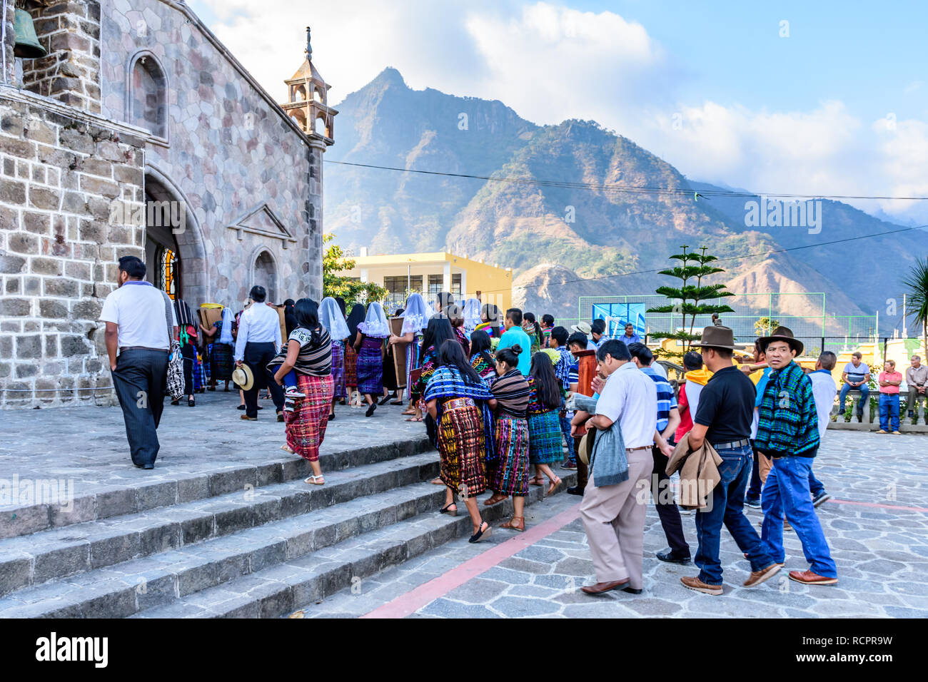 San Juan La Laguna, Lake Atitlan, Guatemala - 31 décembre 2018 : les locaux de l'église catholique entrez la veille du Nouvel An avec les Indiens Nez derrière le parc national. Banque D'Images