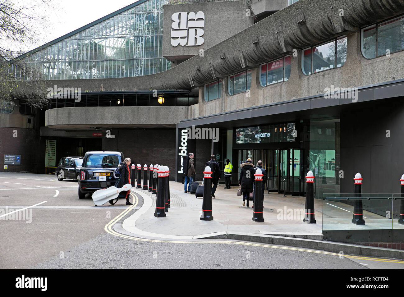 Des musiciens professionnels, arrivant avec des instruments de musique au Barbican Centre entrée dans Silk Street London EC2Y UK KATHY DEWITT Banque D'Images